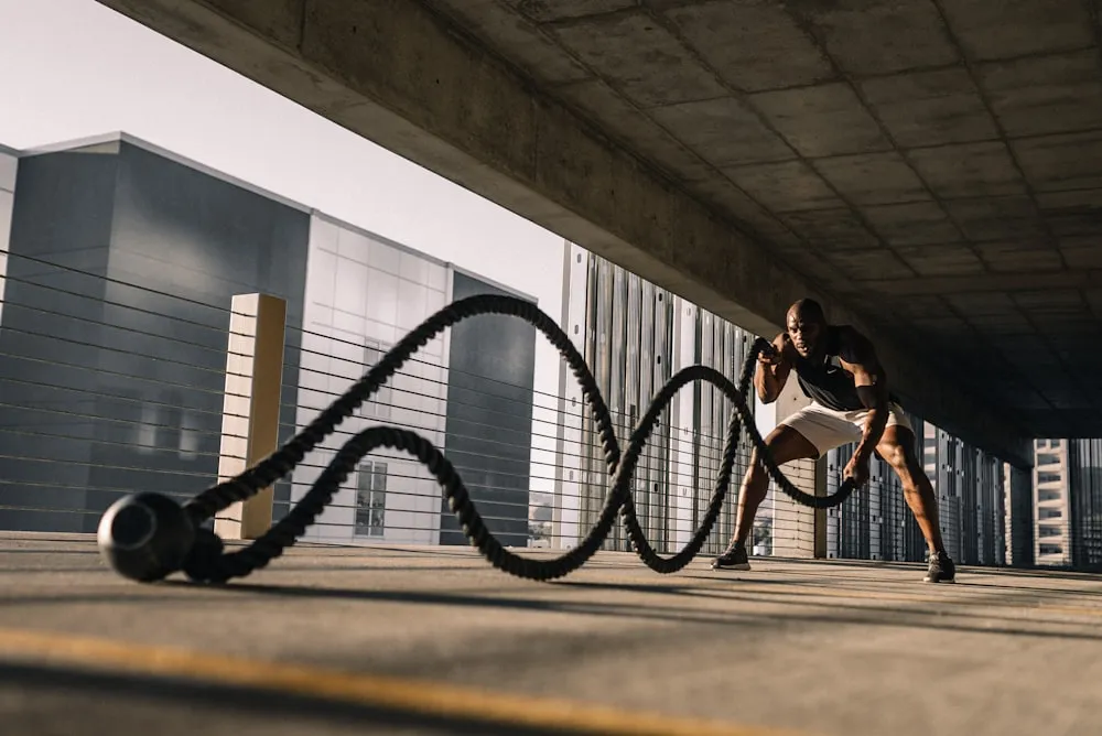 Training mit Battle Ropes in der Halle