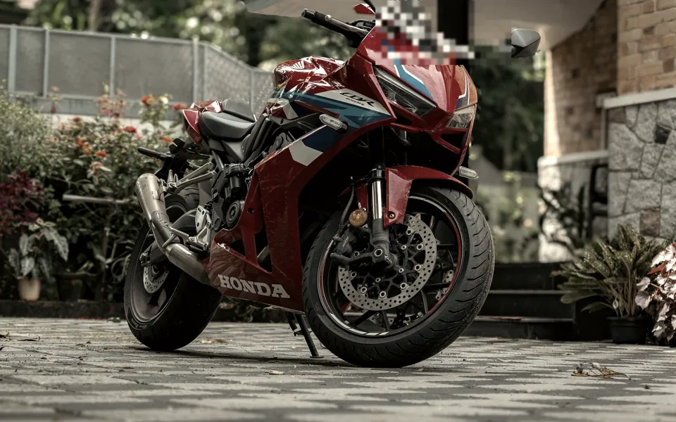 Honda CBR650R auf dem Hof