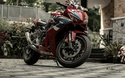 Honda CBR650R auf dem Hof