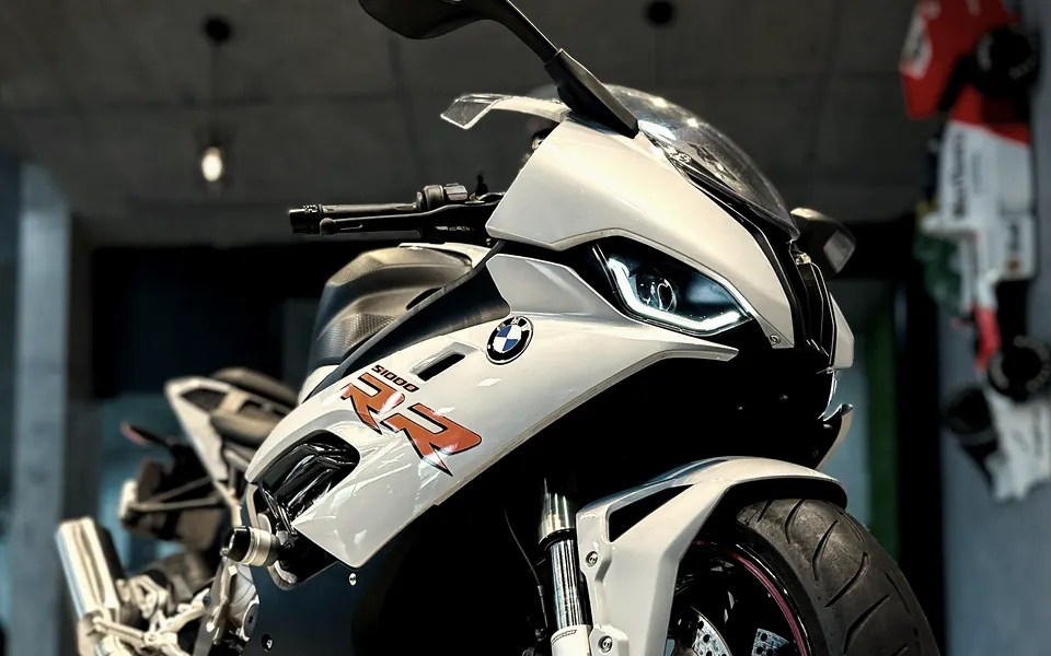 BMW S 1000 RR auf dem Hof