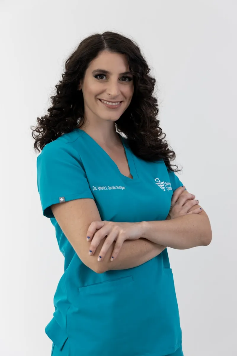 Lea Sommer in türkiser Praxiskleidung